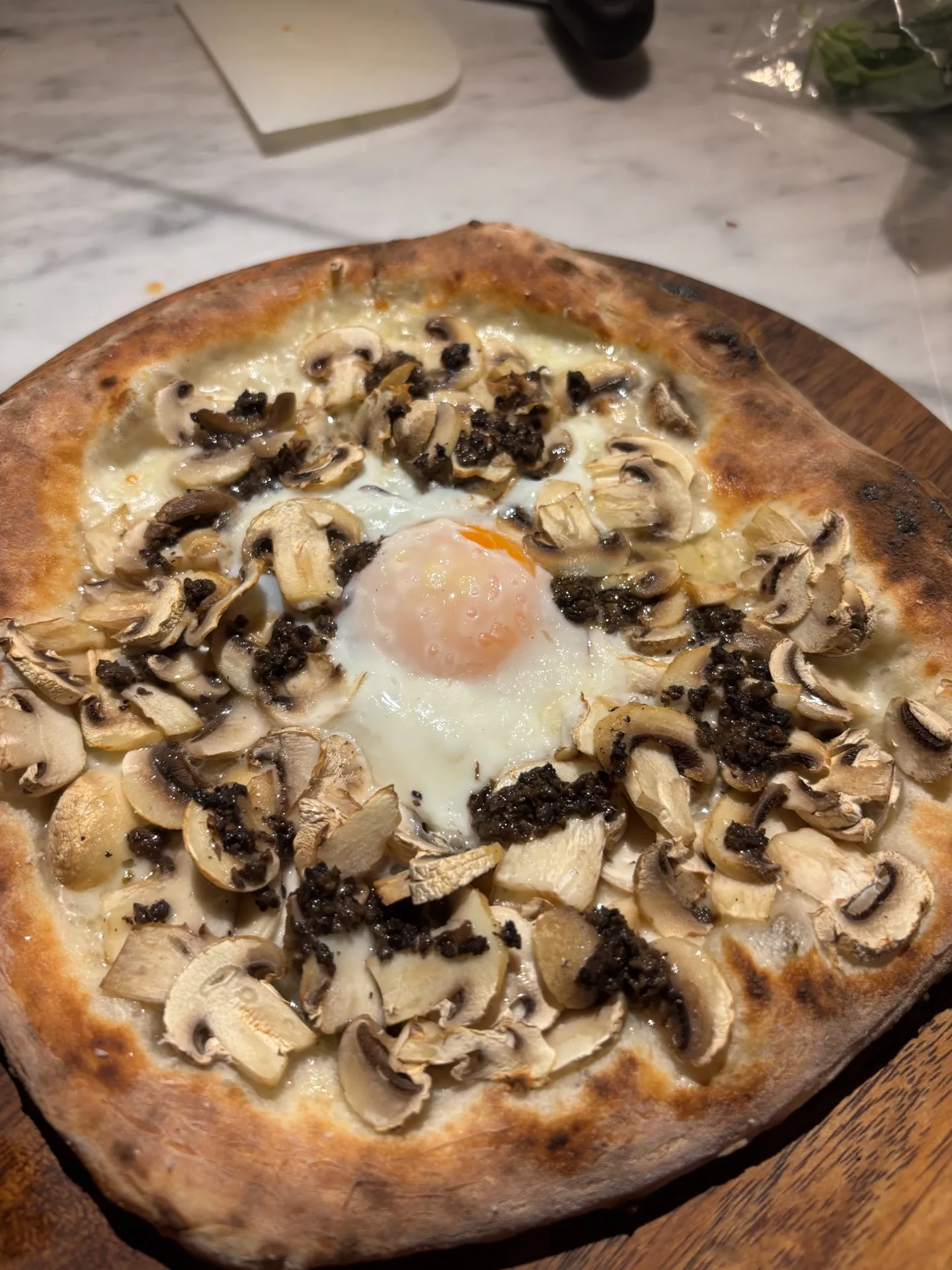 薪窯で焼き上げる本格ピザで冬のひとときを|Pizzeria SALUTE